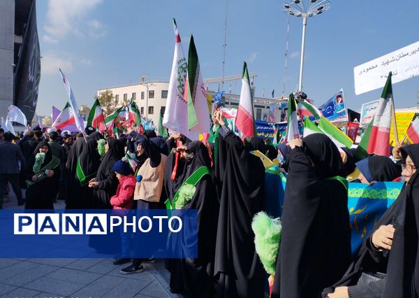 راهپیمایی ۱۳ آبان در میدان شهدا مشهد