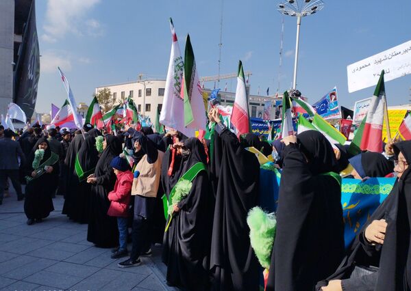 راهپیمایی ۱۳ آبان در میدان شهدا مشهد