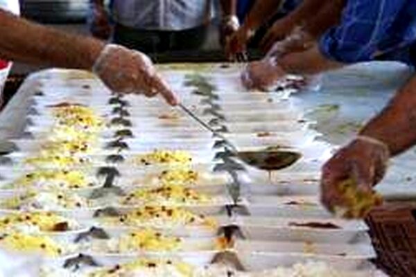 پخت و توزیع ۱۰۰ بسته غذای گرم برای رزمندگان توسط فرهنگیان ناحیه ۳ اهواز
