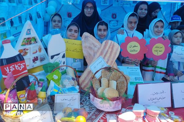 برپایی غرفه پرورشی و سلامت به مناسبت بزرگداشت هفته معلم 