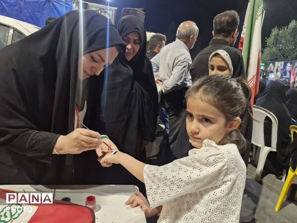 حضور میدانی امدادگران هلال‌احمر تویسرکان در یادواره شهدای زنان جنگ رمضان