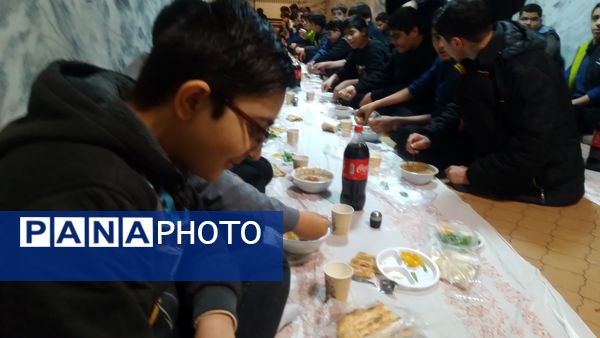 ضیافت ساده اما آسمانی به همت مسئولین دبیرستان سرآمد ناصر ناحیه ٧ مشهد برگزار شد