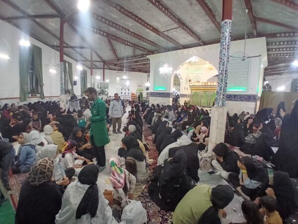سفره افطار متبرک به آقا سید‌محمد(ع) در ماه مهمانی خدا در امامزاده سیدمحمد(ع) کاشمر