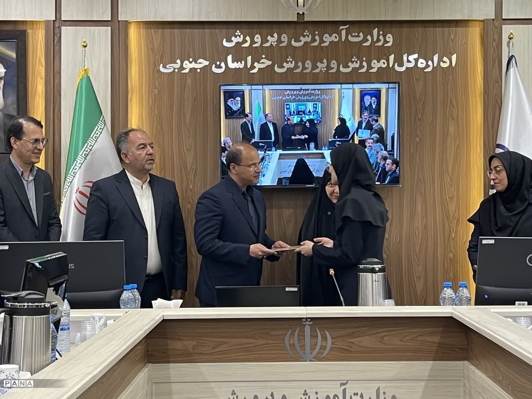 سرمایه اصلی کشور، نخبگان و نیروهای انسانی خلاق هستند