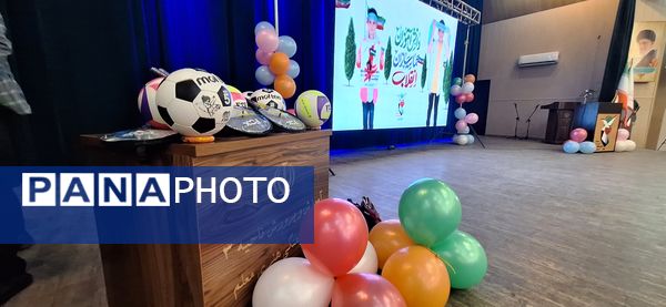 تجلیل از رتبه‌های برتر علمی فرزندان 