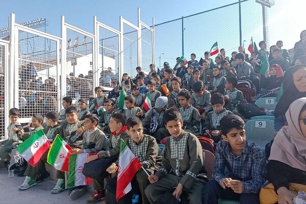 حضور دانش آموزان به مناسبت یوم الله ۱۳آبان، در ورزشگاه شهدای شهرستان قدس