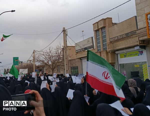 قیام معلمان و دانش‌آموزان شهرستان جعفرآباد برای خونخواهی امام شهید