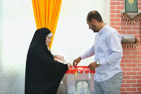 حضور کودکان به همراه والدین در شعبه‌های اخذ رأی