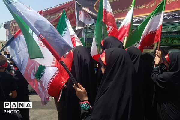 اجرای گروه سرود ریحانه‌الحسین پردیس در مراسم تشییع  رهبر شهید
