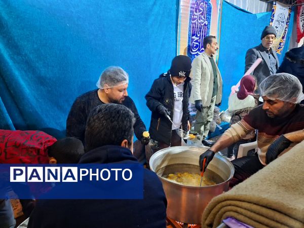 شادی مردم در کوچه وخیابان‌های مشهد در شب نیمه شعبان