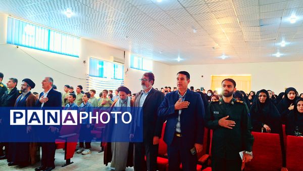 تجلیل از دانش‌آموزان نخبه مسابقات قرآن، عترت و نماز و تربیت‌بدنی