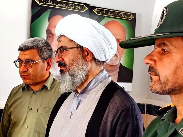 مسئولین کاشمر، غبار از مزار شهید خبرنگار برداشتند