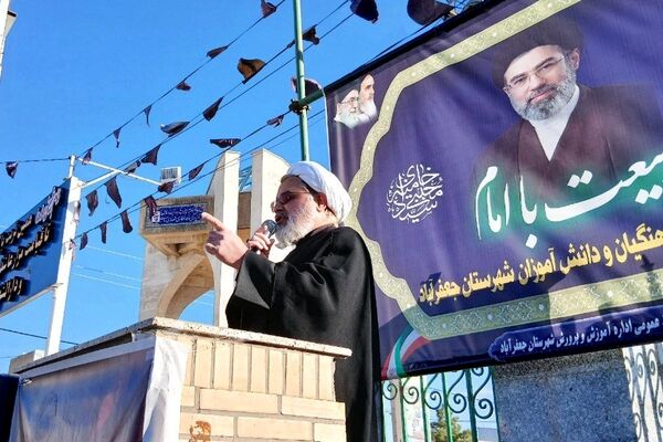 خط مقدم دانش آموزان دفاع از وحدت و انسجام ملی است