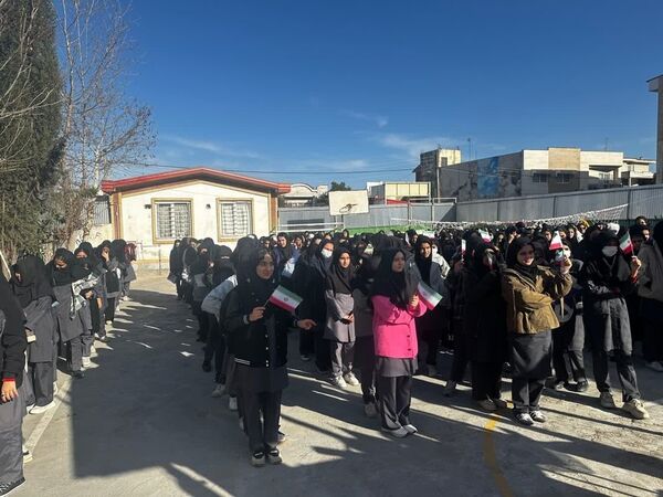 نواختن زنگ انقلاب در دبیرستان هیأت‌امنایی طه
