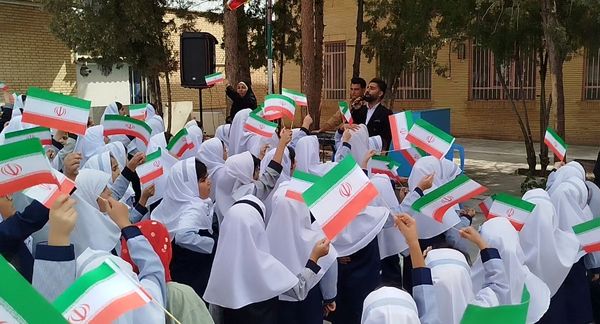 زنگ مهر در دبستان دخترانه سما با حضور مسئولان آموزش و پرورش و دانشگاه آزاد اسلامی کاشمر 