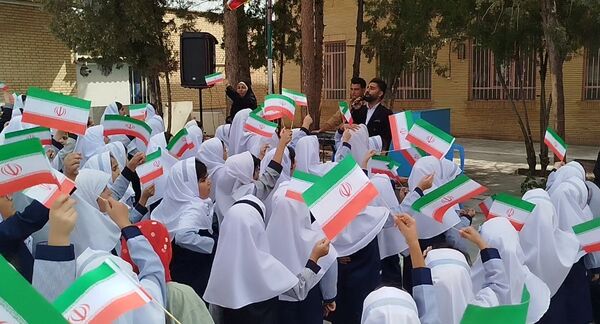 زنگ مهر در دبستان دخترانه سما با حضور مسئولان آموزش و پرورش و دانشگاه آزاد اسلامی کاشمر 