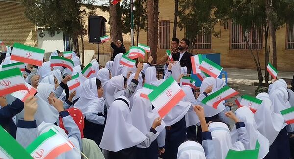 زنگ مهر در دبستان دخترانه سما با حضور مسئولان آموزش و پرورش و دانشگاه آزاد اسلامی کاشمر 