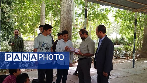 گذری کوتاه بر اهدای جوایز در اردوی جدید الورودهای شاهد ابوذر غفاری 