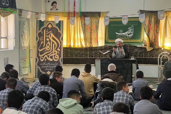 اقامه نماز جماعت و محافل انس با قرآن در مدارس فیروزکوه