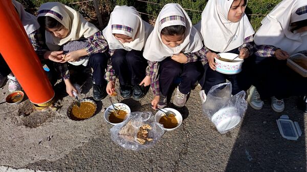 تهیه و توزیع نذری عدسی بین دانش آموزان دبستان فاطمه زهرا(س)