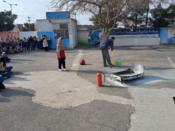 آموزش پیشگیری از مخاطرات چهارشنبه سوری در دبستان سمیه