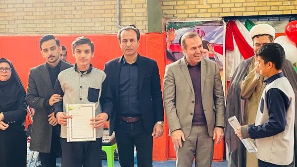 مراسم جشن انقلاب و تقدیر از دانش‌آموزان مقام‌آور مدرسه معلم