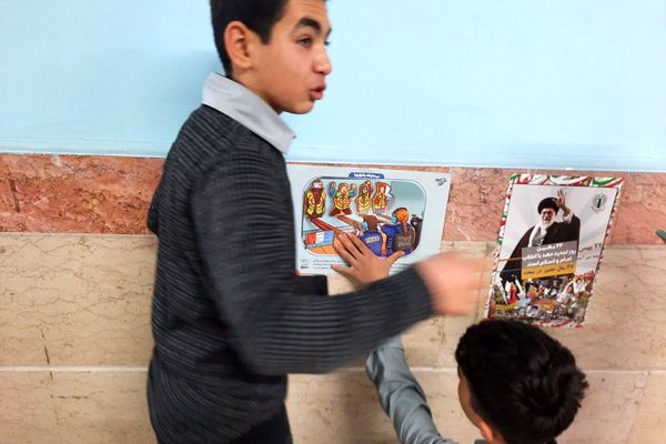 جشن آغاز دهه فجر در دبیرستان شهید احمدی روشن 