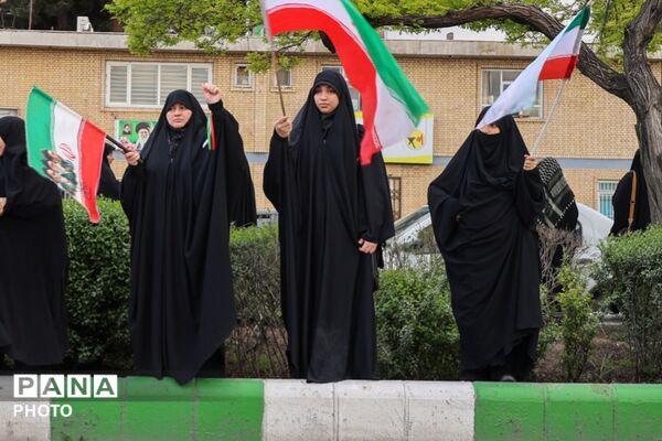 تشکیل زنجیره انسانی اطراف نیروگاه حرارتی برق مشهد