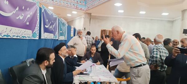 برپایی میز خدمت ادارات در مصلای نماز جمعه شهرستان محمودآباد