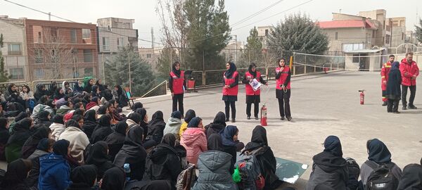 کارگاه آموزشی آشنایی با اصول ایمنی و اطفاء حریق در هنرستان آفرینش پردیس 