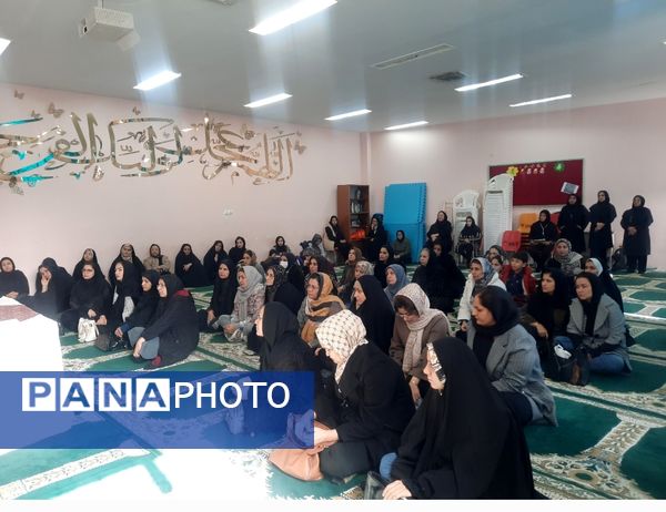 نشست صمیمی انجمن و اولیا پایه هفتم در دبیرستان فرهنگیان ناحیه۷ مشهد