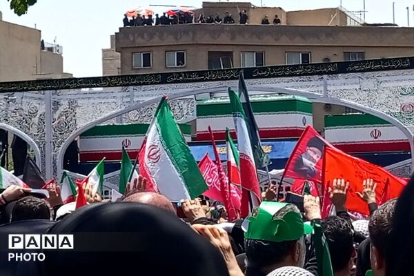 حماسه حضور مردم ایران در مراسم تشییع رهبر شهید