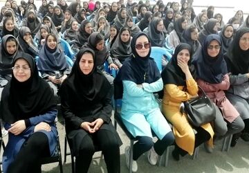 زنگی برای قدردانی و نغمه‌ای برای  معلم در دبیرستان معلم آباده