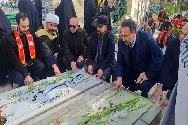 غبارروبی مزار شهدا در امام زاده طاهر(ع) کرج  