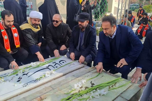 غبارروبی مزار شهدا در امام زاده طاهر(ع) کرج  