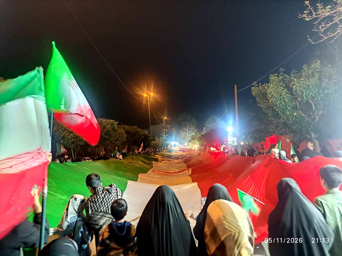 رونمایی از بزرگترین پرچم جمهوری اسلامی ایران در ابعاد هزار متر مربع 