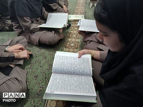 محفل انس با قرآن کریم به مناسبت ماه مبارک رمضان در آموزشگاه خلیج فارس مروست