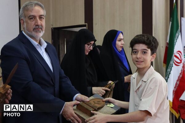 تجلیل از برگزیدگان آموزش ابتدایی در بهارستان یک