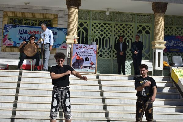 جشن روز دانش‌آموز در دبیرستان امام خمینی (ره) با حضور مسئولان، ورزشکاران و هنرمندان برگزار شد