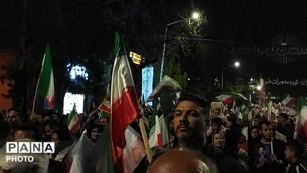 مردم نیشابور خانوادگی در میدان حاضر هستند 