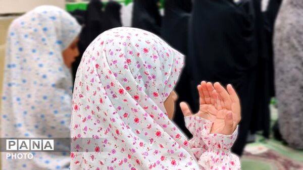 تجدید عهد دختران با رهبر شهید در نجف آباد