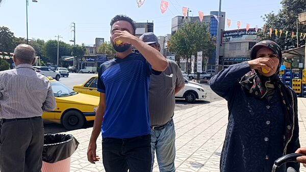 توزیع شربت و شیرینی به مناسبت میلاد پیامبر اسلام (ص) 