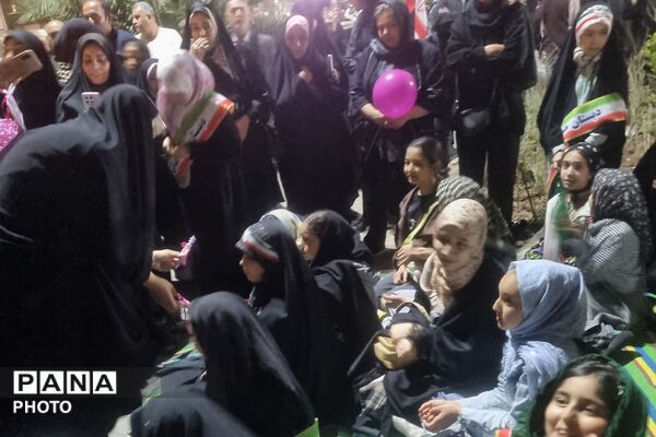 اهدای هدیه به دختران انقلابی دبستان حاتم ناحیه دو شهرری در میدان نماز 