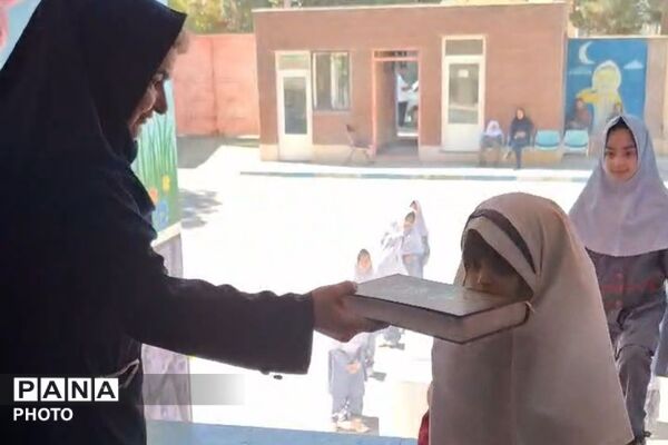 جشن شکوفه های آموزشگاه شریعتی نیا چهاردانگه