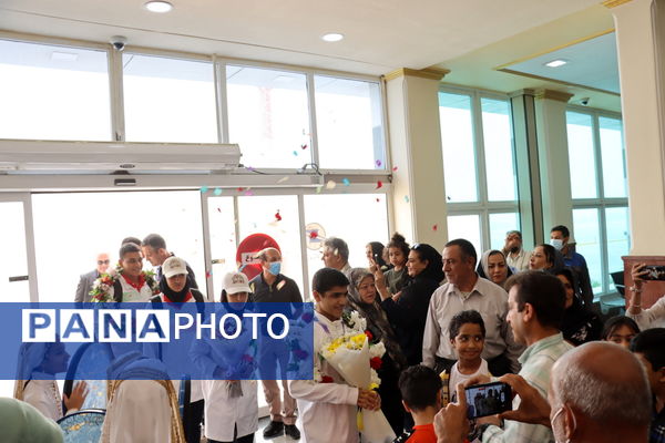 مراسم استقبال از دانش‌آموزان مدال‌آور و افتخارآفرینان المپیک دانش‌آموزی صربستان در فرودگاه بین المللی بوشهر 