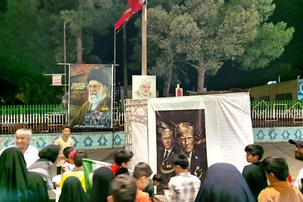 رمی جمرات با سنگ زدن به شیاطین زمان در کاشمر