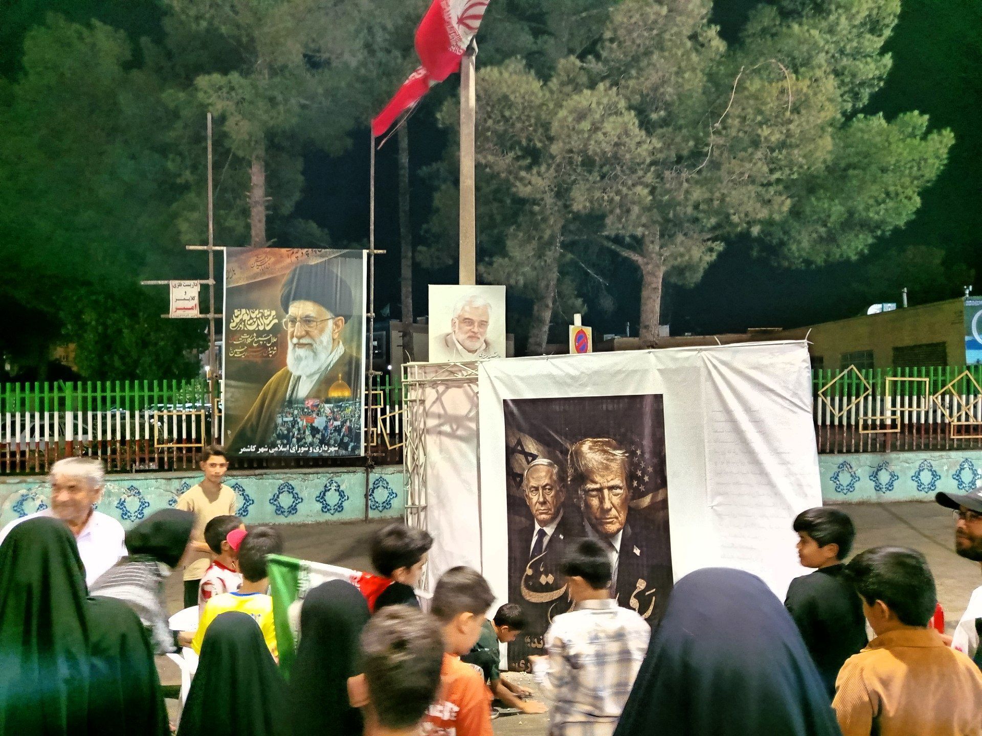 رمی جمرات با سنگ زدن به شیاطین زمان در کاشمر