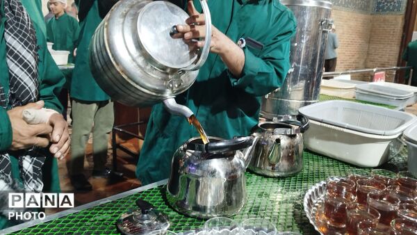 گذری بر غرفه دهه نودی ها و چایخانه حضرت زهرا(س)