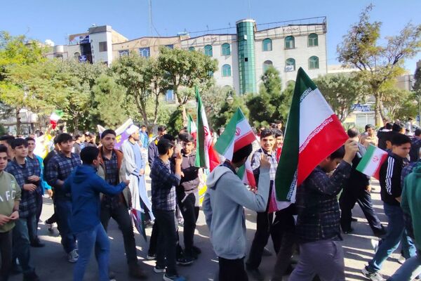 حضور دانش‌آموزان مدرسه نمونه‌‍دولتی استاد مطهری در راهپیمایی ۱۳ آبان