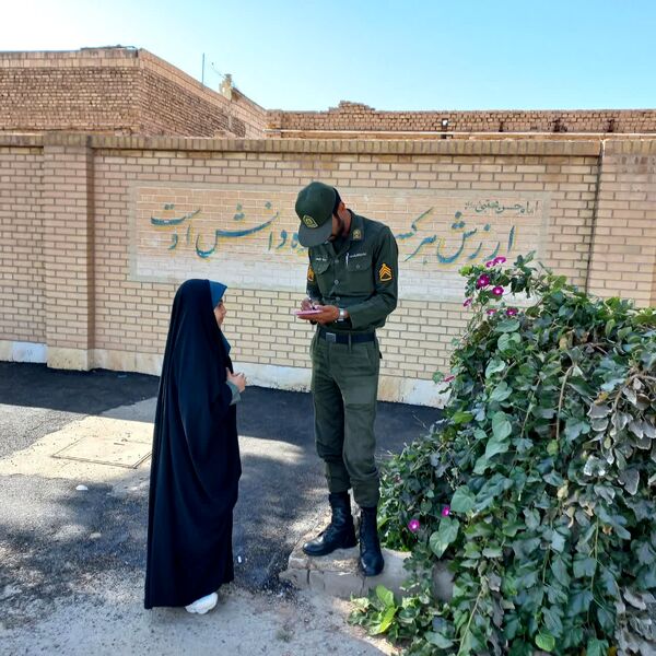 حضور ماموران نیروی انتظامی در دبستان حاج فرج عبداللهی اردکان